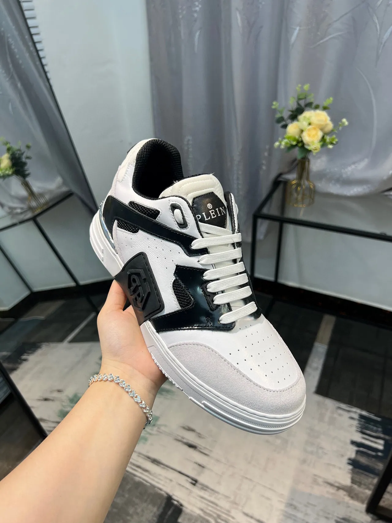 Philipp Plein Tênis Lifestyle Branco e Preto Low-Top com Toebox Perforado 6