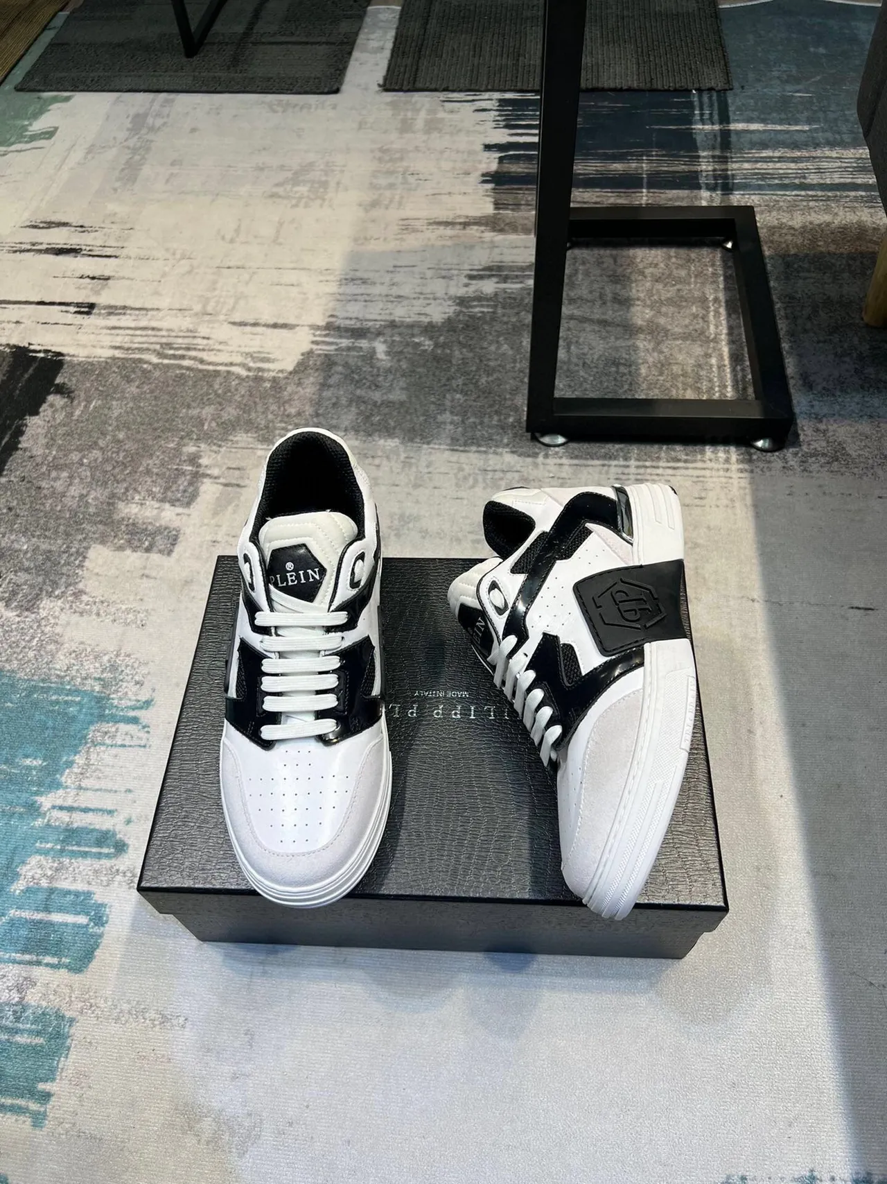 Philipp Plein Tênis Lifestyle Branco e Preto Low-Top com Toebox Perforado 7