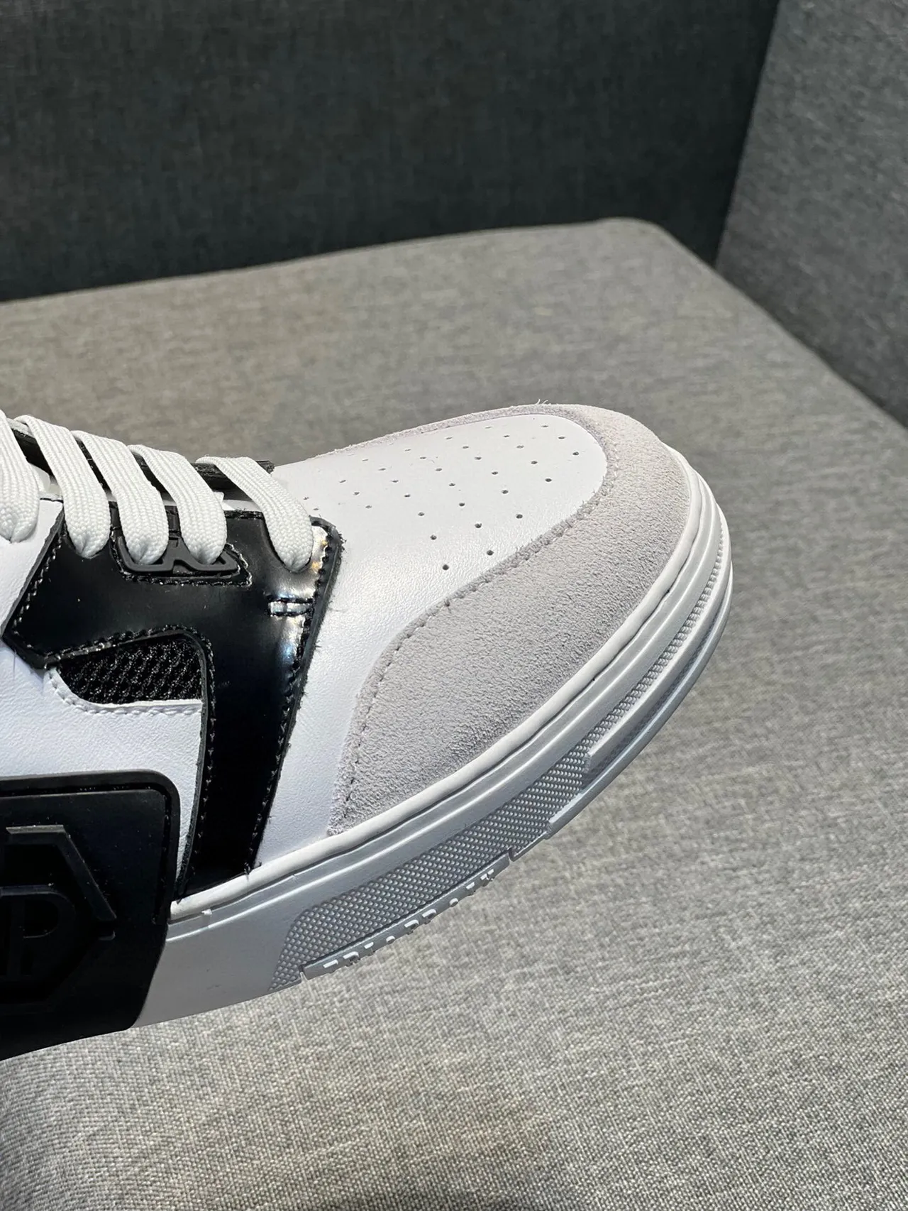 Philipp Plein Tênis Lifestyle Branco e Preto Low-Top com Toebox Perforado 8