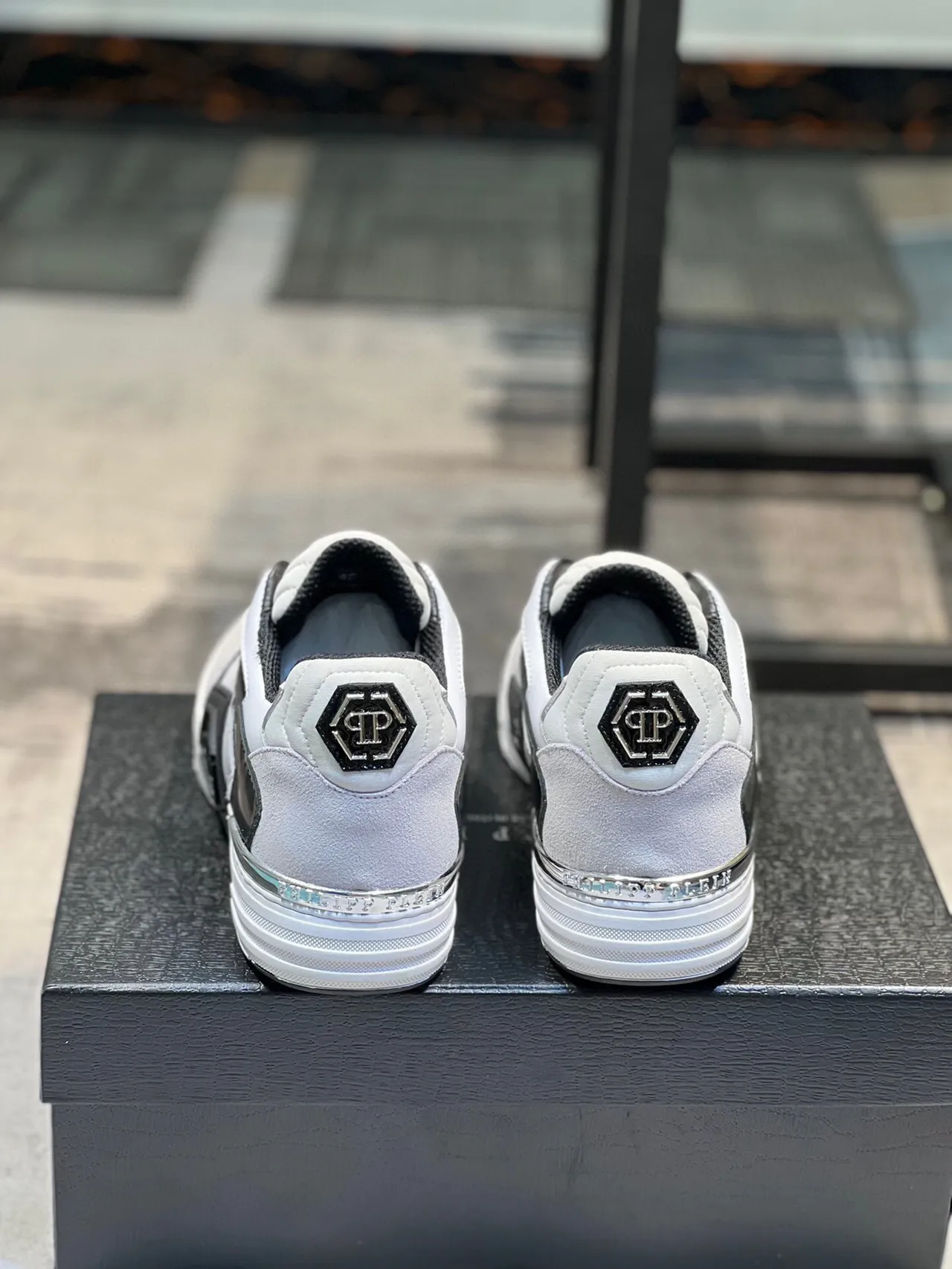 Philipp Plein Tênis Lifestyle Branco e Preto Low-Top com Toebox Perforado 9