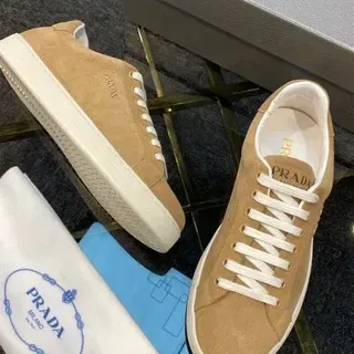 Prada بيج أبيض سويد علوية منخفضة أحذية رياضية أسلوب حياة