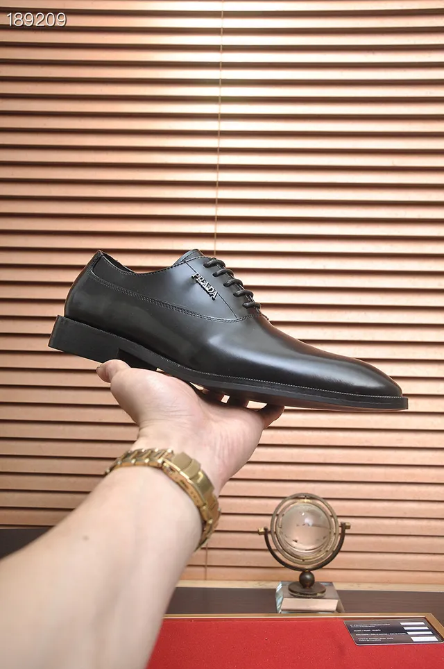Sapatos Oxford Prada de Cap-Toe Preto Polido 6