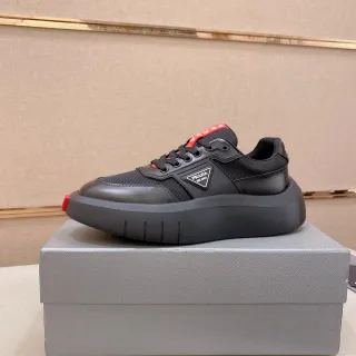 Prada Zapatillas lifestyle con suela de plataforma negra y roja upper de malla y cuero