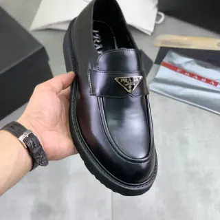 普拉达 黑色 银色 光泽 皮革 金属 三角 标志 饰板 乐福鞋