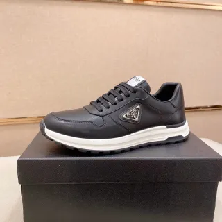 Prada أسود أبيض جلد أعلى لوحة شعار مثلثية أحذية رياضية نمط حياة