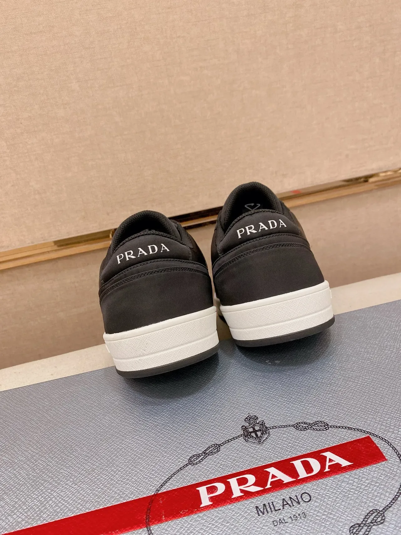 Prada Chaussures Lifestyle Noir Blanc Low-Top Tissu Panelé Supérieur 3