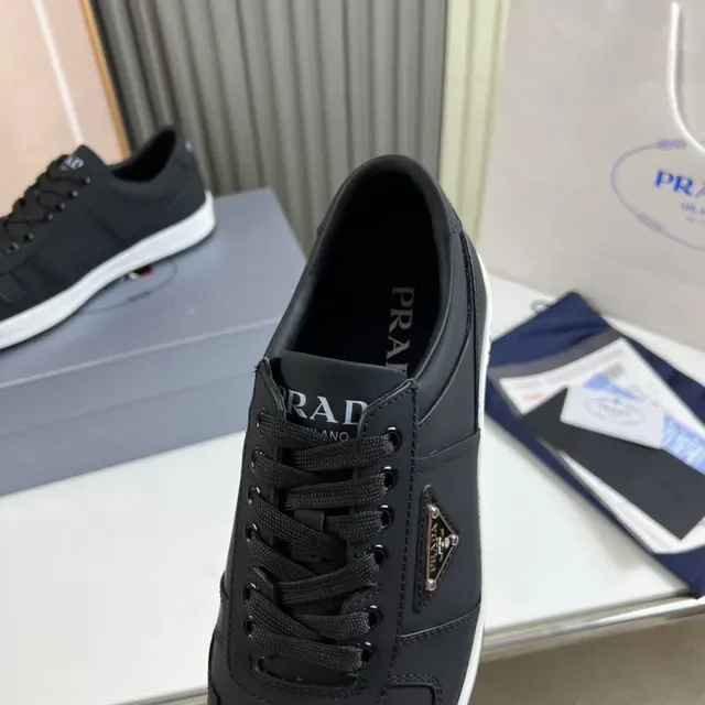 Prada Sneakers Lifestyle Noir et Blanc Pointe Perforée Low-Top 2