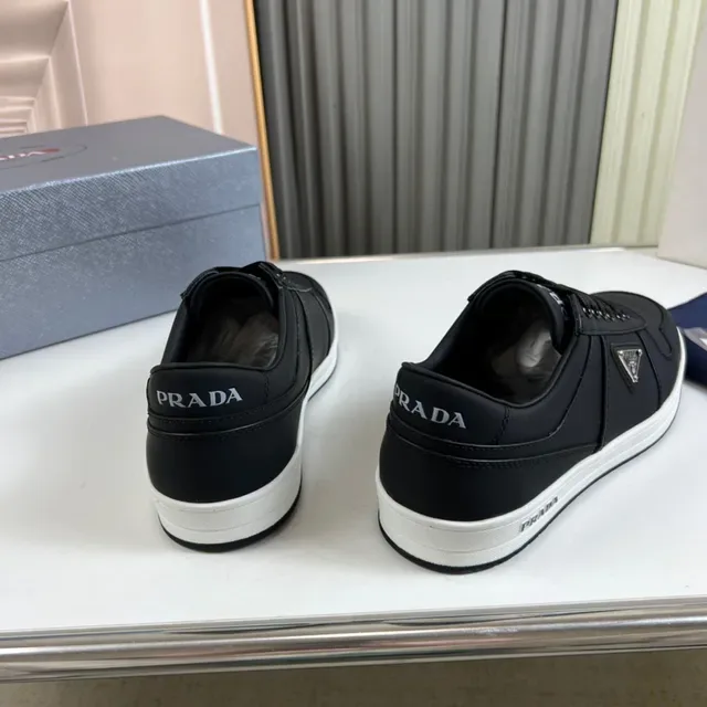 Prada Sneakers Lifestyle Noir et Blanc Pointe Perforée Low-Top 3