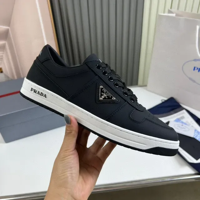 Prada Sneakers Lifestyle Noir et Blanc Pointe Perforée Low-Top 4