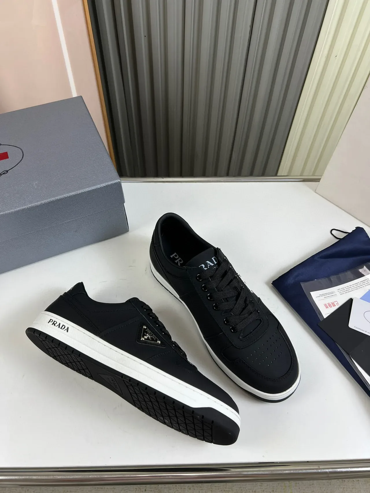 Prada Sneakers Lifestyle Noir et Blanc Pointe Perforée Low-Top 6