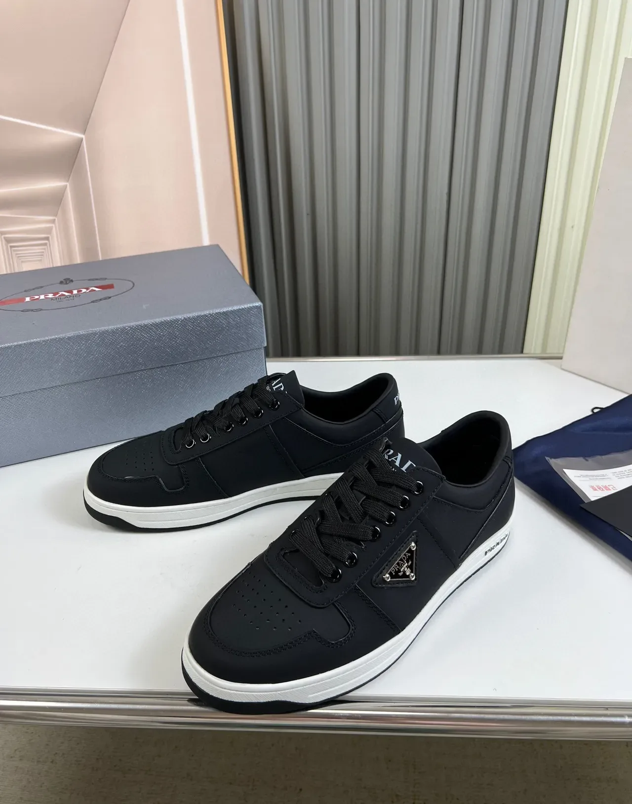 Prada Sneakers Lifestyle Noir et Blanc Pointe Perforée Low-Top 7