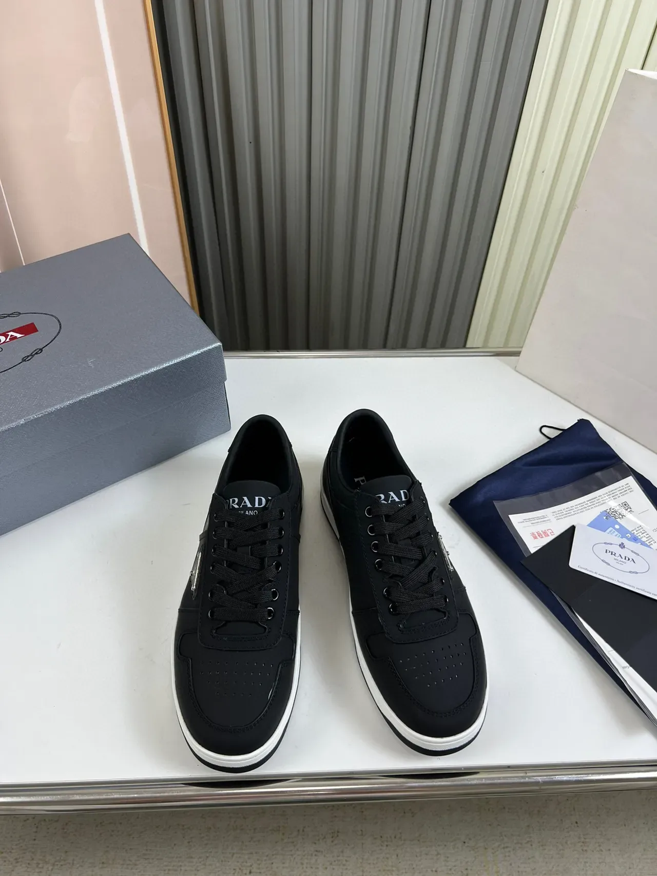 Prada Sneakers Lifestyle Noir et Blanc Pointe Perforée Low-Top 8