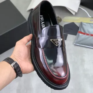 Prada 酒红色黑色高光泽专利皮革双色调乐福鞋