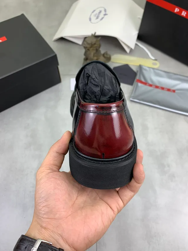 Prada Burdeos Negro Cuero Patentado Alto Brillo Dos Tonos Loafer 3