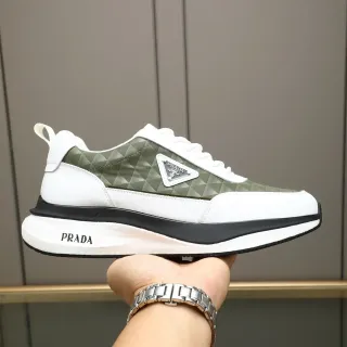 Prada Cloudbust أبيض أخضر عسكري مبطن هندسي نسيج لوحة شعار معدني ثلاثي الأضلاع حذاء أسلوب حياة