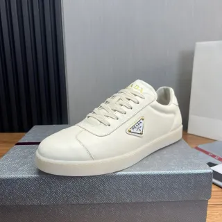 Prada Cloudbust Chaussures Lifestyle Blanc et Or Cuir Supérieur Plaque Logo Triangulaire