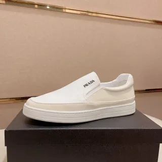 Prada Cloudbust Zapato Slip-On blanco acolchado con textura triangular
