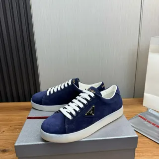 Zapatillas lifestyle de Prada con cordones, parte superior de ante en color navy y blanco