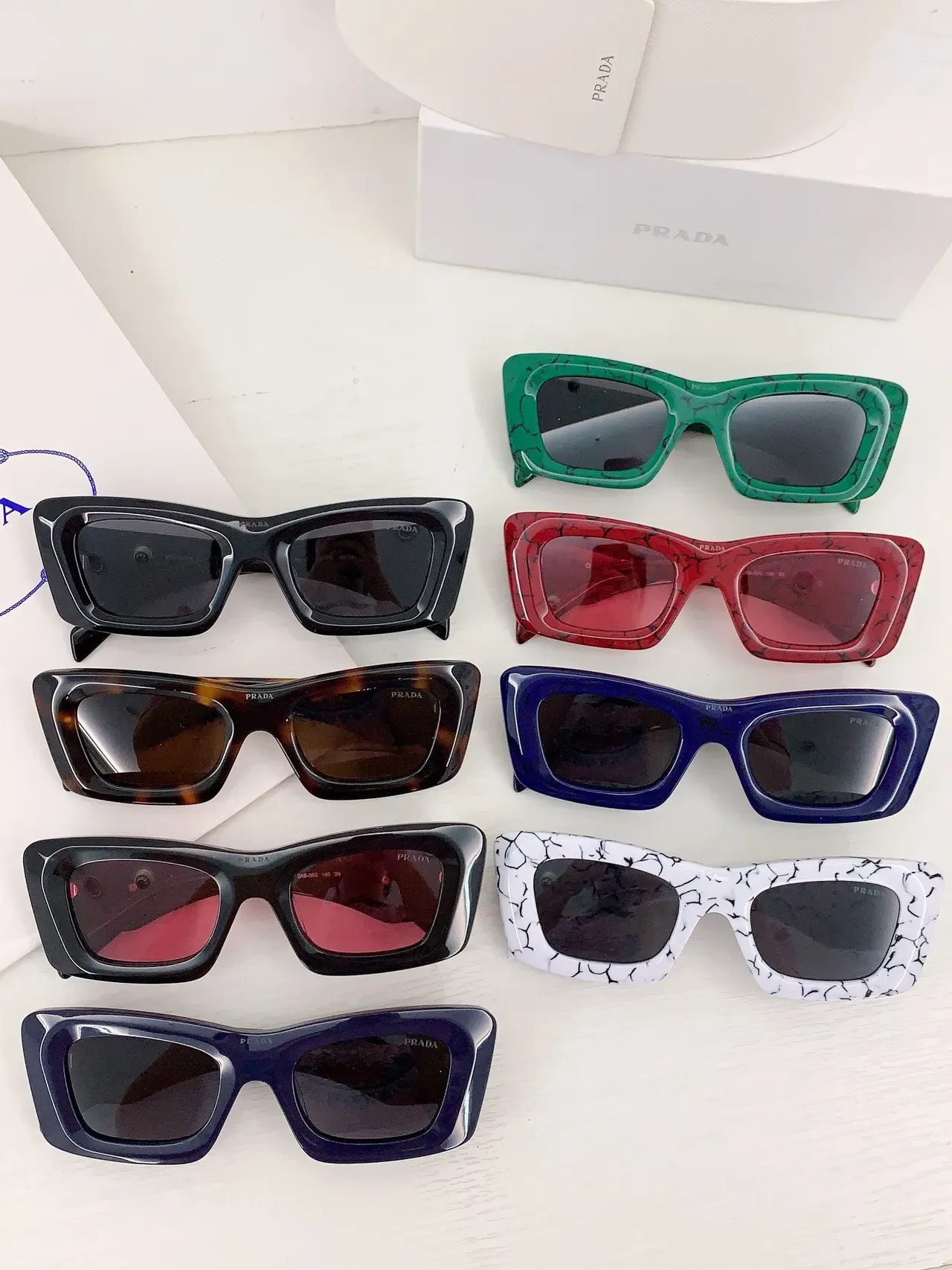 Prada 超大方形黑框粉色镜片太阳镜 2