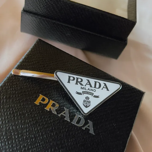 Broche Prada Logo Triángulo Blanco y Metal Plateado Broche 3
