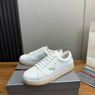 Prada Zapatillas Lifestyle de Cuero Blanco y Dorado con Placa de Logo Triangular Superior