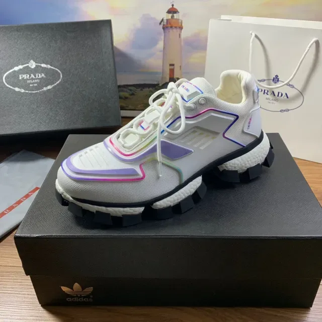 Prada Sneakers Lifestyle Blancs Multicolores Maille et Construction Synthétique Superposition Panneaux Géométriques avec Bordures Arc-en-Ciel 1