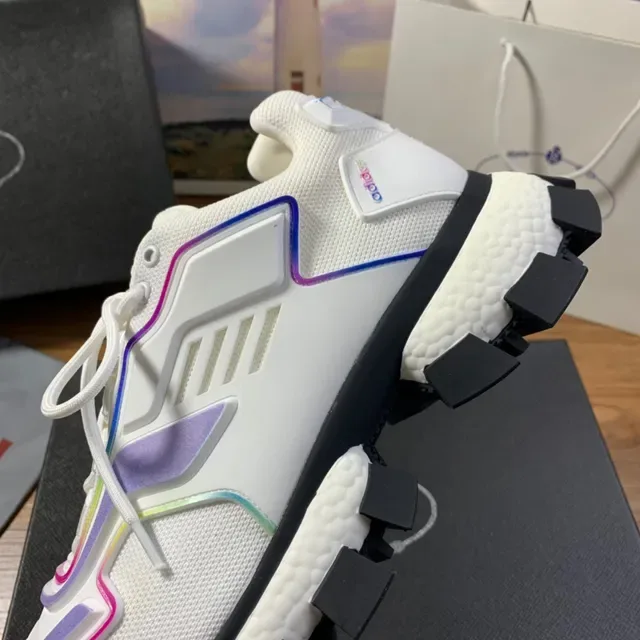 Prada Sneakers Lifestyle Blancs Multicolores Maille et Construction Synthétique Superposition Panneaux Géométriques avec Bordures Arc-en-Ciel 3