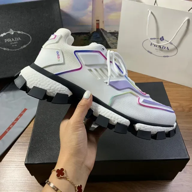 Prada Sneakers Lifestyle Blancs Multicolores Maille et Construction Synthétique Superposition Panneaux Géométriques avec Bordures Arc-en-Ciel 4