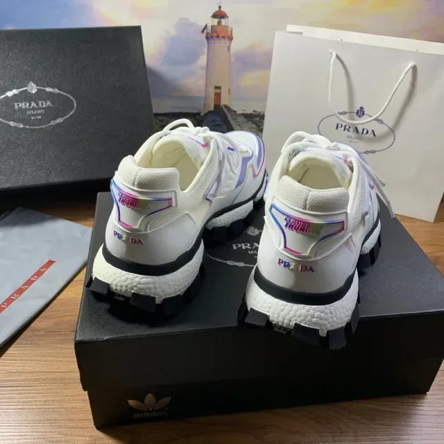 Prada Sneakers Lifestyle Blancs Multicolores Maille et Construction Synthétique Superposition Panneaux Géométriques avec Bordures Arc-en-Ciel 5