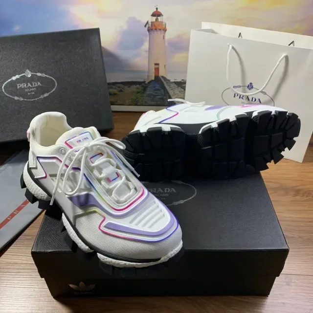 Prada Sneakers Lifestyle Blancs Multicolores Maille et Construction Synthétique Superposition Panneaux Géométriques avec Bordures Arc-en-Ciel 7