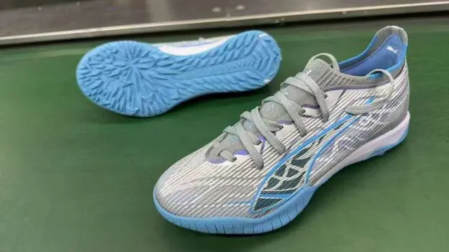 Puma Future Z Chaussures de football gris bleu avec upper en tricot, overlay de vague asimétrique pour turf 8