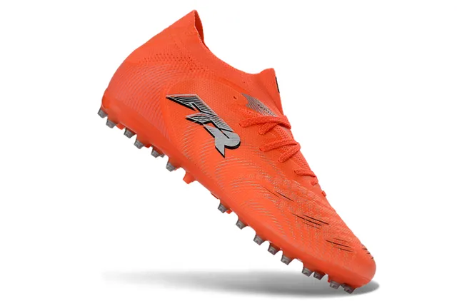 Puma Chaussures de football orange argent tricotées sans couture dessus crampons coniques à pointe métallique sol ferme 2