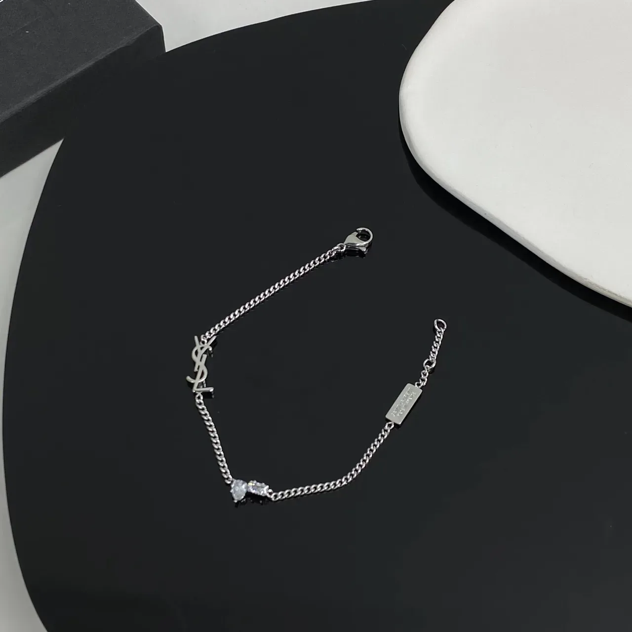 سوار سان لوران مونوغرام فضي سلسلة كيرب شفاف متشابك YSL 2