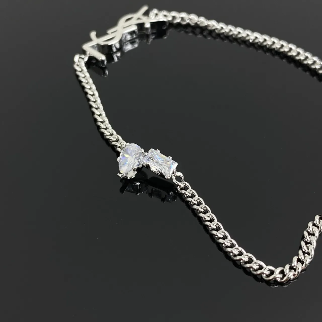 سوار سان لوران مونوغرام فضي سلسلة كيرب شفاف متشابك YSL 5