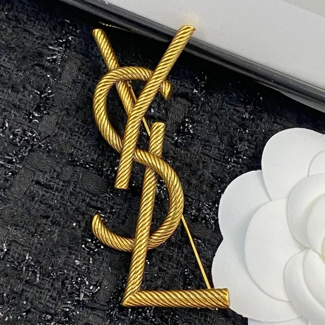 Saint Laurent Broche Monograma de Corda Dourado 3