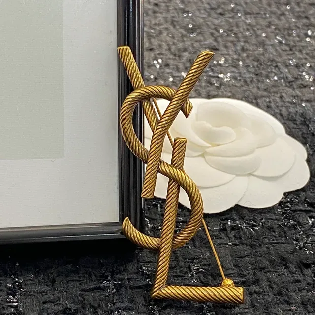 Saint Laurent Broche Monograma de Corda Dourado 5