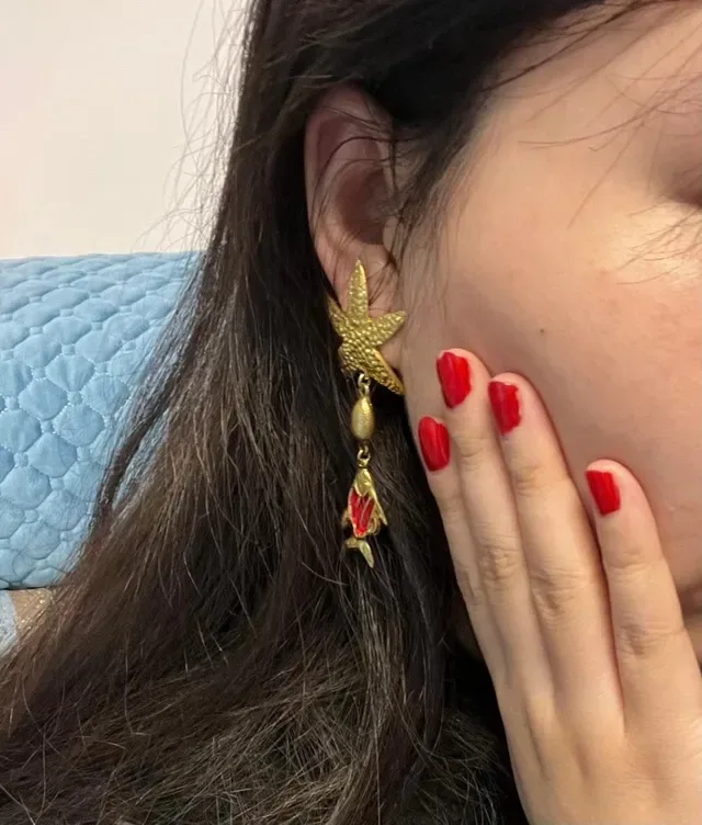 Saint Laurent boucles d'oreilles pendantes étoile de mer et poisson émaillé 2