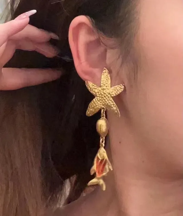 Saint Laurent boucles d'oreilles pendantes étoile de mer et poisson émaillé 3