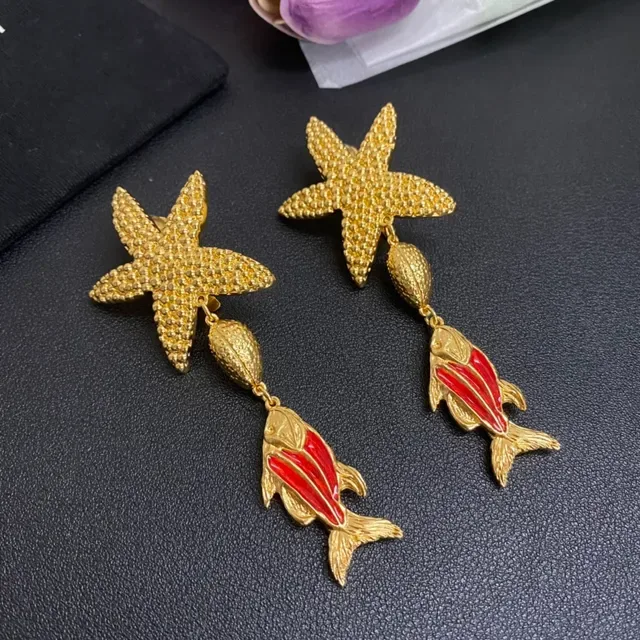 Saint Laurent boucles d'oreilles pendantes étoile de mer et poisson émaillé 8