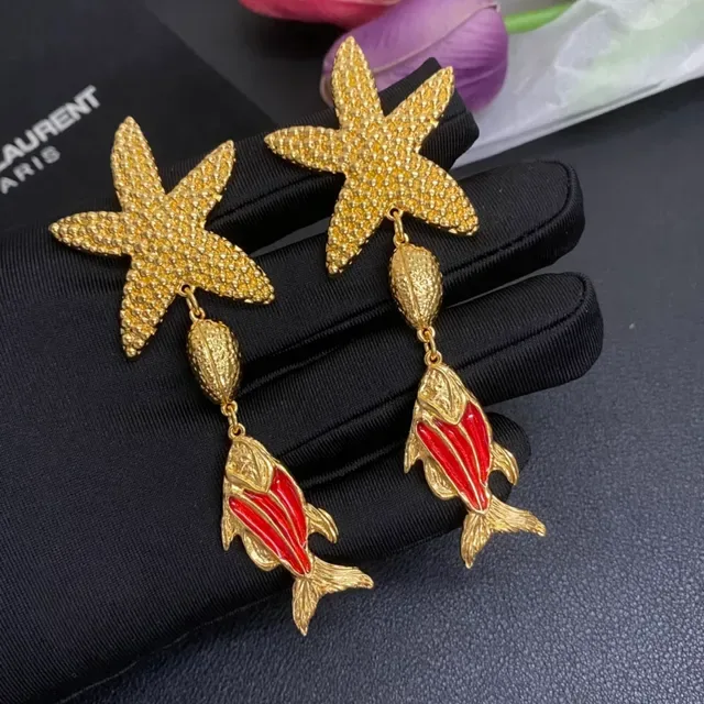 Saint Laurent boucles d'oreilles pendantes étoile de mer et poisson émaillé 9