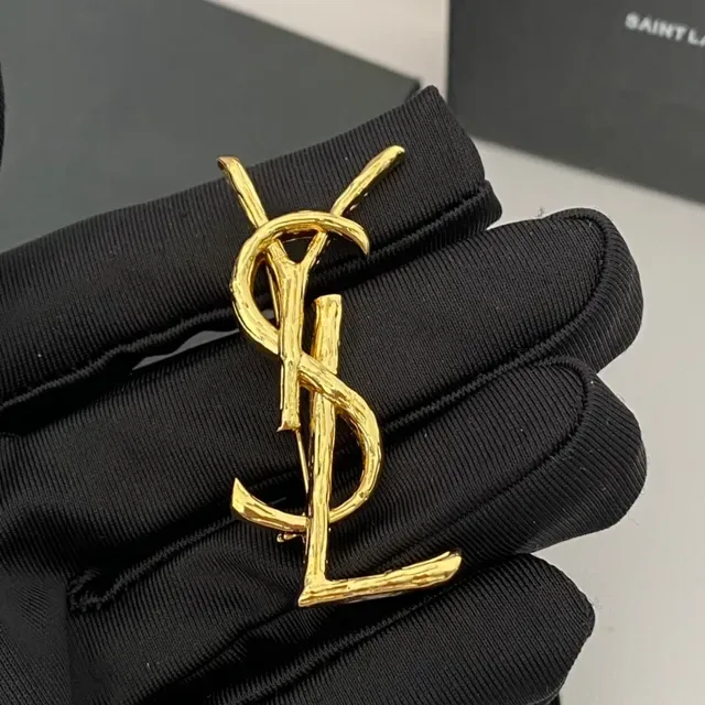 Broche Saint Laurent YSL Monogram Twig Finition Dorée 2