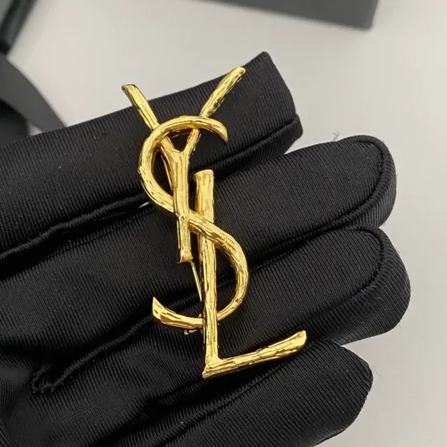 Broche Saint Laurent YSL Monogram Twig Finition Dorée 3