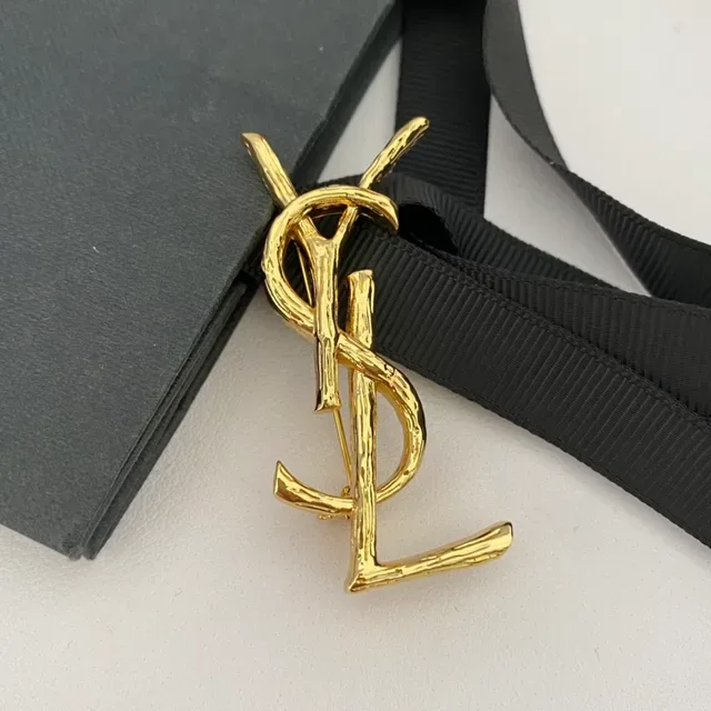 Broche Saint Laurent YSL Monogram Twig Finition Dorée 4
