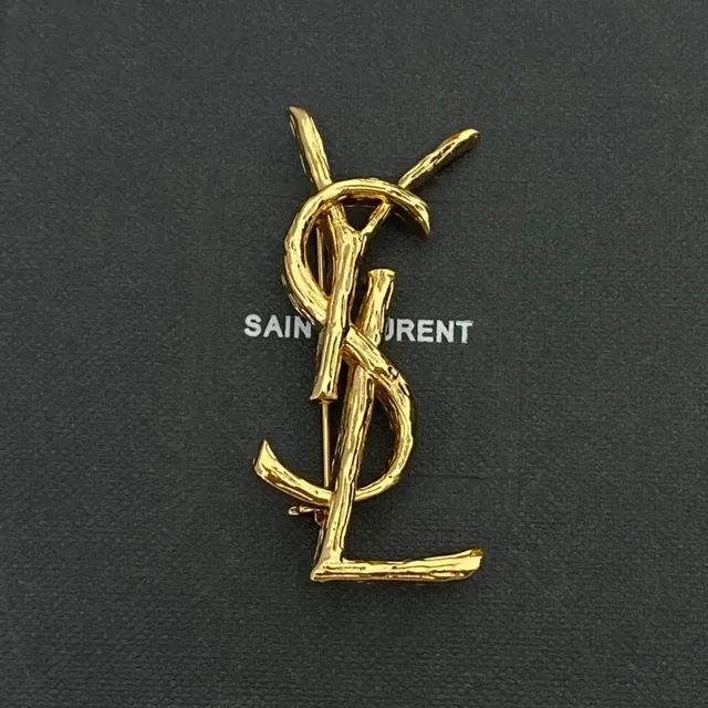 Broche Saint Laurent YSL Monogram Twig Finition Dorée 6