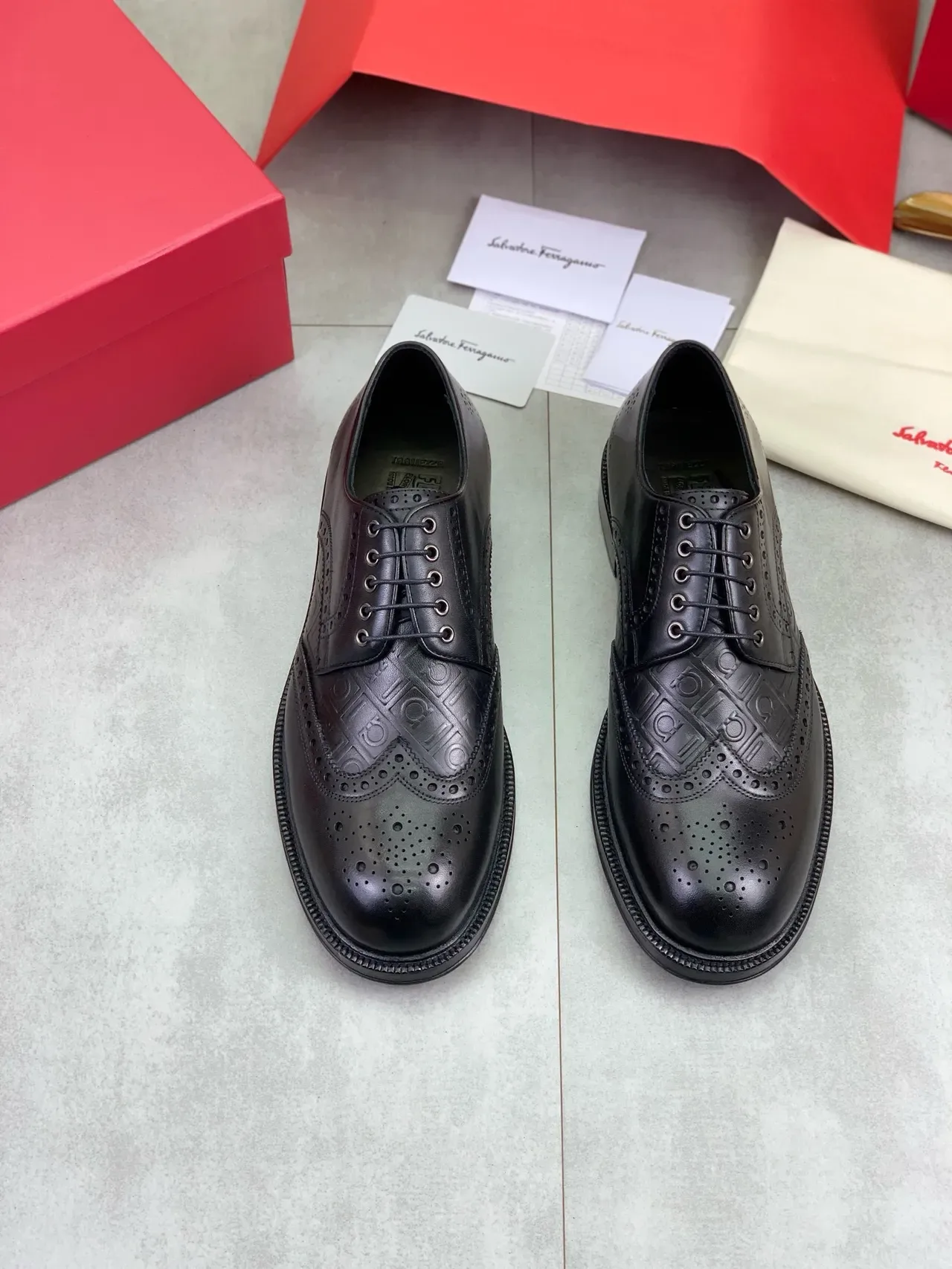 Salvatore Ferragamo Preto Brogue Full Wingtip Padrão de Logo Embossado 4