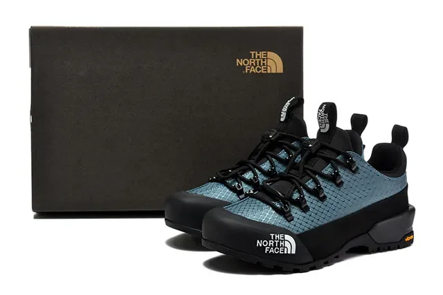 The North Face Bottes de randonnée à coupe basse blanches et noires avec upper en grille maillée sneakers 2