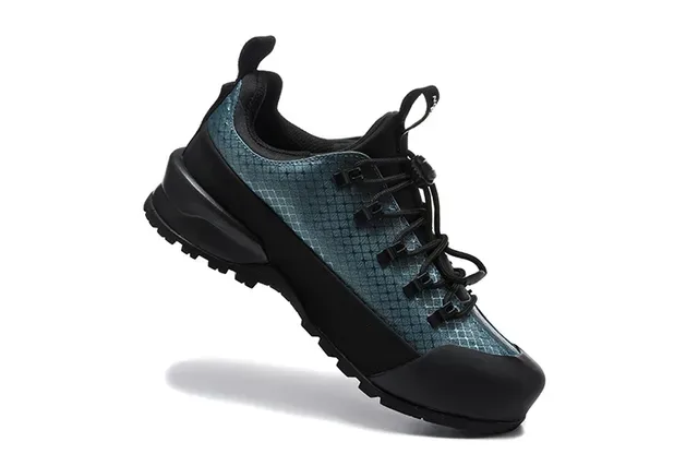 The North Face Bottes de randonnée à coupe basse blanches et noires avec upper en grille maillée sneakers 7