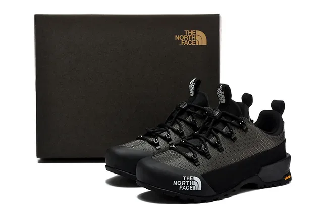 The North Face Bottes de randonnée à coupe basse blanches et noires avec upper en grille maillée sneakers 11