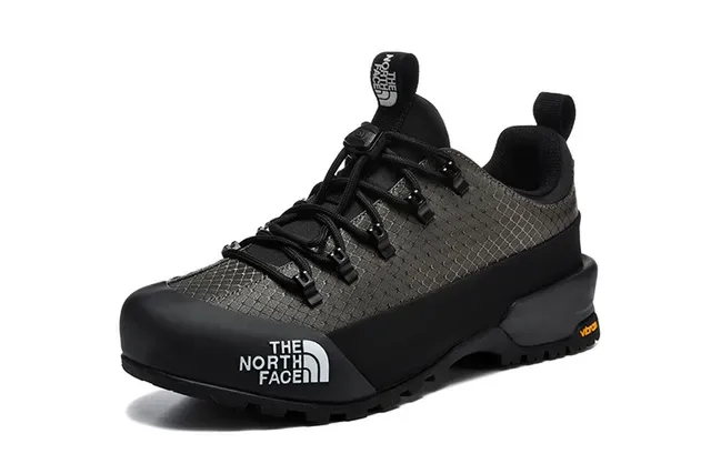 The North Face Bottes de randonnée à coupe basse blanches et noires avec upper en grille maillée sneakers 13
