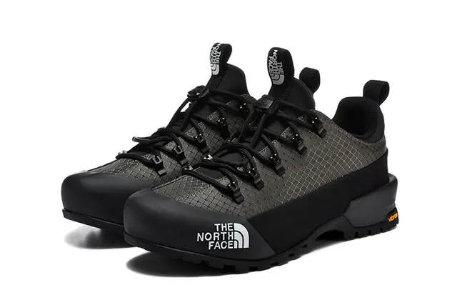 The North Face Bottes de randonnée à coupe basse blanches et noires avec upper en grille maillée sneakers 14